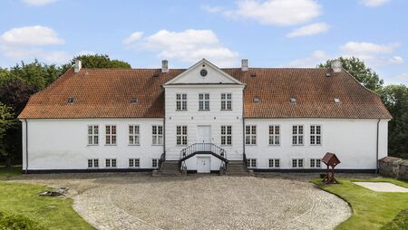 Oplev Sophienlyst Slot, Hindemae Gods og Herregaarden Jerstrup – tre eventyrlige steder til et uforglemmelig bryllup.